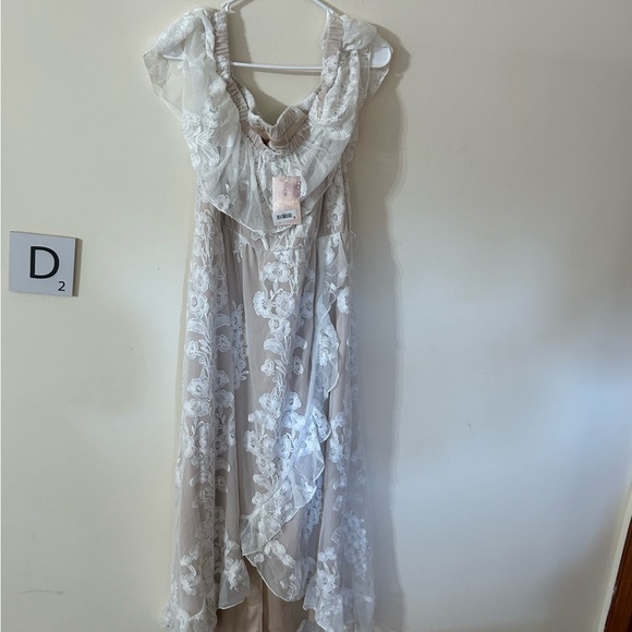 ARULA Dresses & Skirts - NWT ARULA A Beautiful Soul lt tan colored lace overlay hi low dress size B 18/20